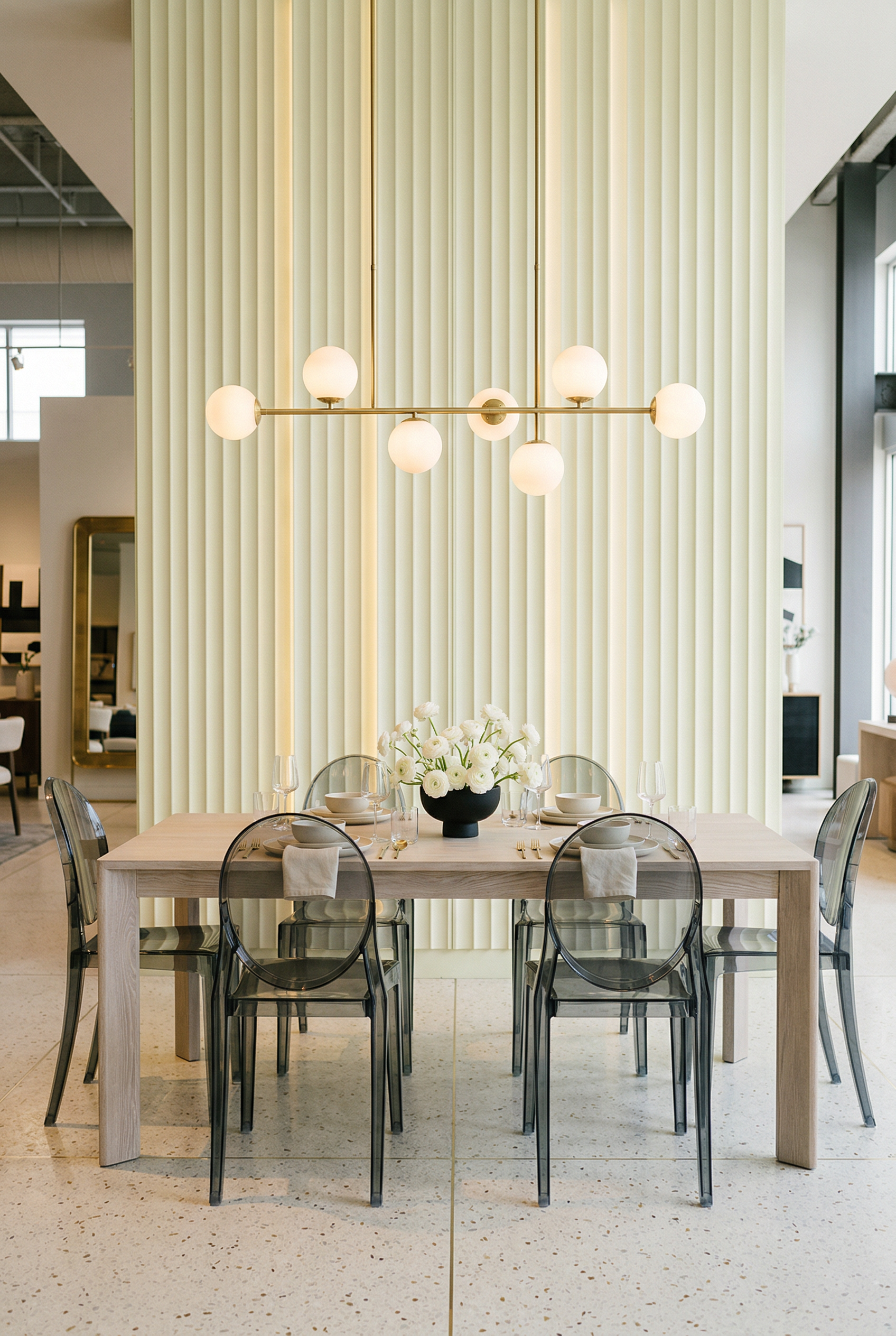 Minimalist beyaz yemek masasi ve asili aydinlatma ile dikey kompozisyon