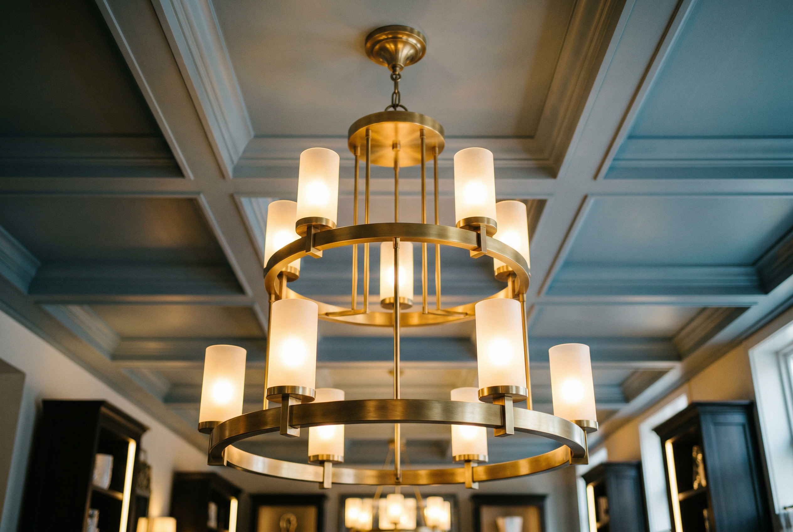 Showroom tavaninda pirinc ve buzlu cam avize yakindan gorunum